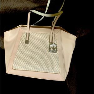 I have several purses. Very nice styles.